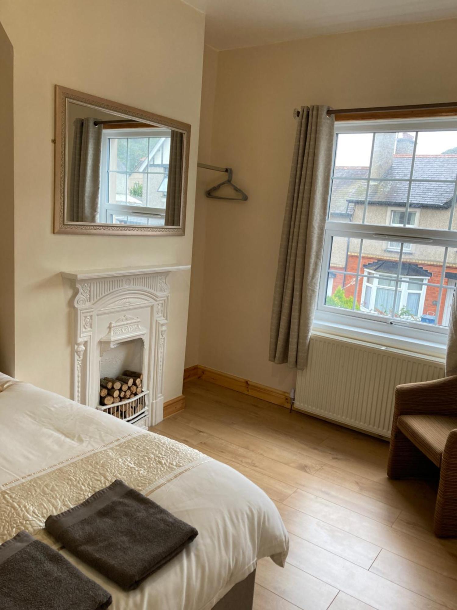 Maurice House 3 Bedroom Self Catering Townhouse Bangor (Gwynedd)